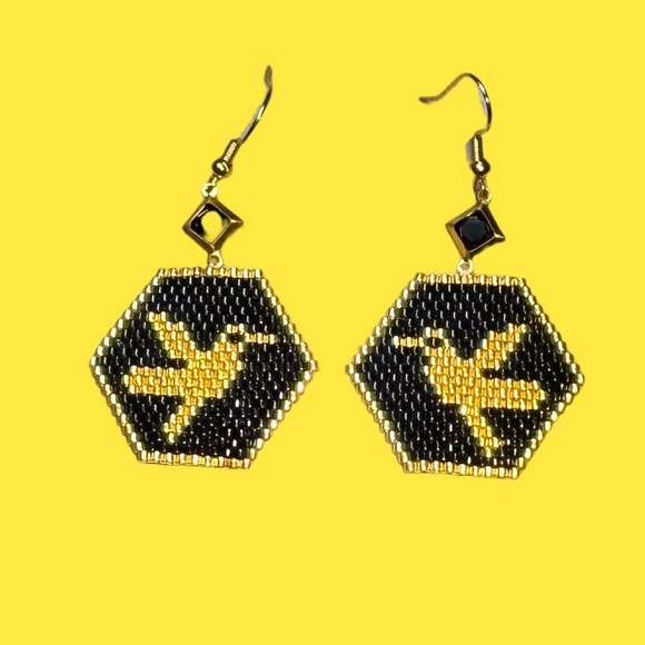 Beaded gold Hummingbird on black earrings, classy black motif hexagonal shape - Picture 3 of 6